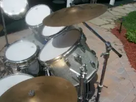 need help identifying year of ludwig drums