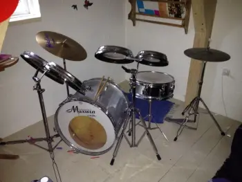 Please help me identify these drums