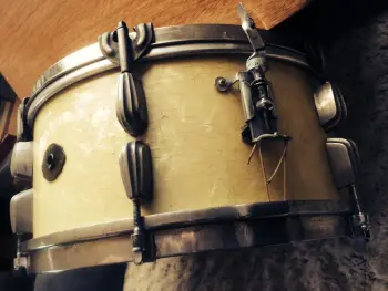 What is going on with this Radio King Snare?