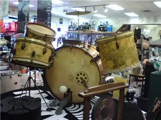 Can anyone identify this snare drum?