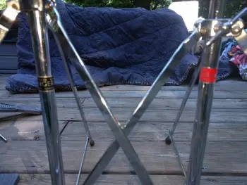 Slingerland red vs black sticker snare stand