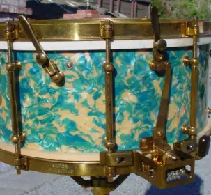1930-31 LUDWIG &amp; LUDWIG 6.5 x 14 DeLUXE/PEACOCK PEARL SUPER-SENSITIVE MODEL