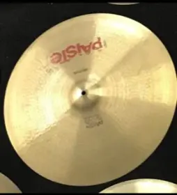Strange Black and Red Label Paiste 2002 Medium ??