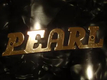 Pearl script badge, gold.